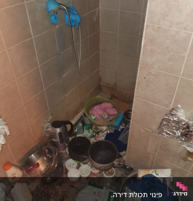 כלים מלוכלכים ופסולת על רצפת חדר אמבטיה